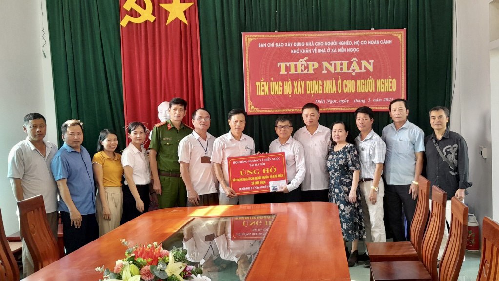 Tiếp nhận tiền ủng hộ của HĐH DN tại Hà Nội